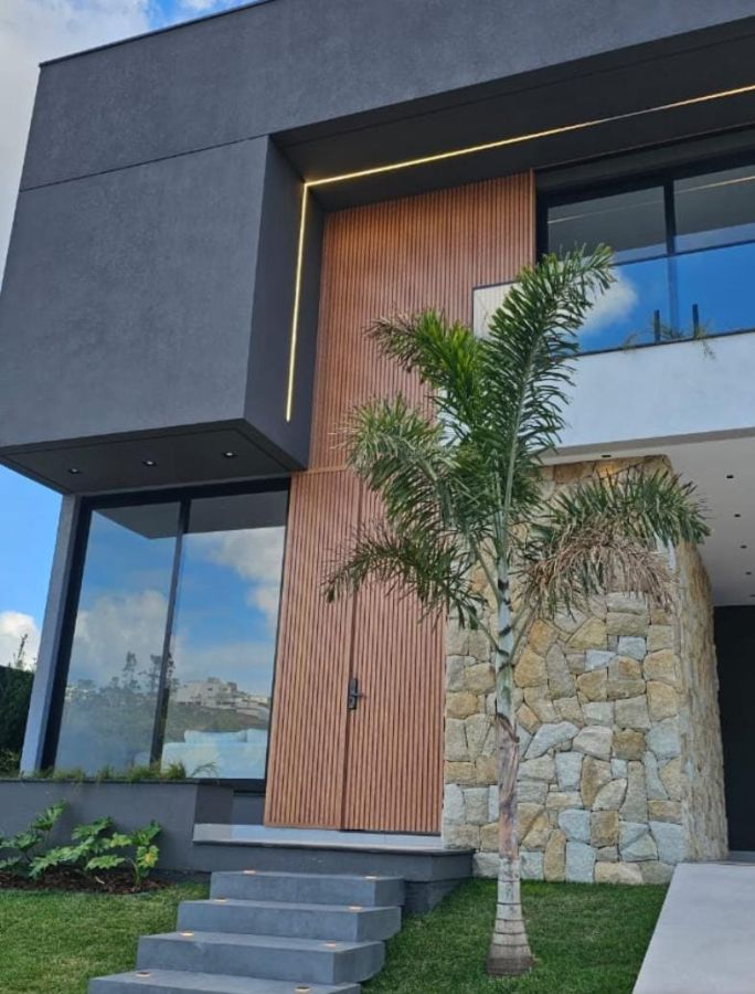 Viva o Sonho de Morar em Cambori� no Caled�nia Private Village! Imagine-se em uma casa de condom�nio exclusiva, onde o conforto e o lazer se encontram em perfeita harmonia. Localizada na desejada Rua Joaquim Garcia, no bairro Rio do Meio em Cambori�