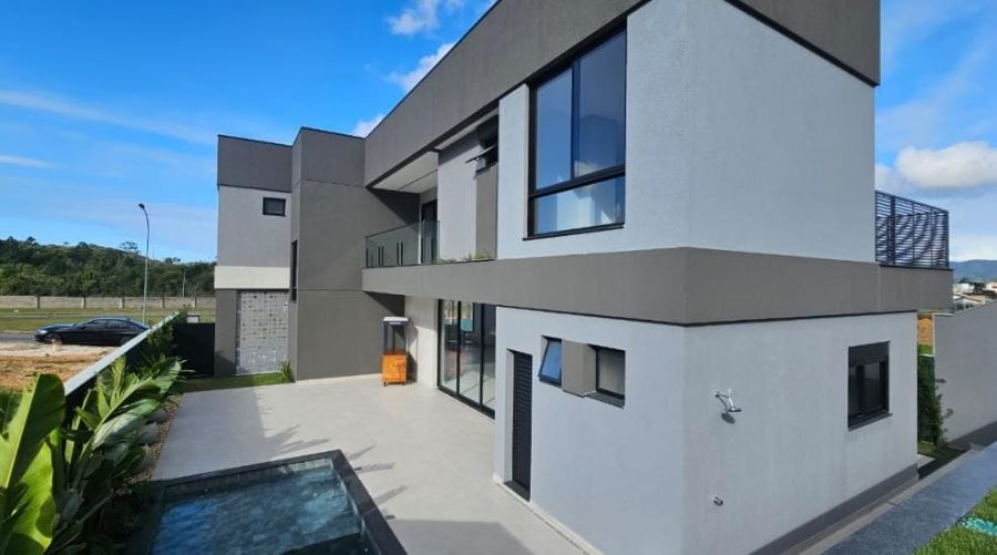 Viva o Sonho de Morar em Cambori� no Caled�nia Private Village! Imagine-se em uma casa de condom�nio exclusiva, onde o conforto e o lazer se encontram em perfeita harmonia. Localizada na desejada Rua Joaquim Garcia, no bairro Rio do Meio em Cambori�