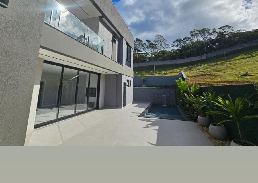 Viva o Sonho de Morar em Cambori� no Caled�nia Private Village! Imagine-se em uma casa de condom�nio exclusiva, onde o conforto e o lazer se encontram em perfeita harmonia. Localizada na desejada Rua Joaquim Garcia, no bairro Rio do Meio em Cambori�