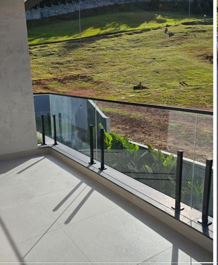 Viva o Sonho de Morar em Cambori� no Caled�nia Private Village! Imagine-se em uma casa de condom�nio exclusiva, onde o conforto e o lazer se encontram em perfeita harmonia. Localizada na desejada Rua Joaquim Garcia, no bairro Rio do Meio em Cambori�