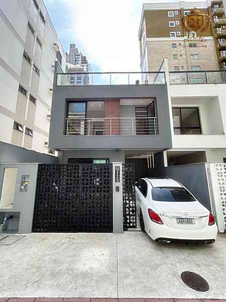 Casa Triplex - Venda - Centro - Balne�rio Cambori� - SC