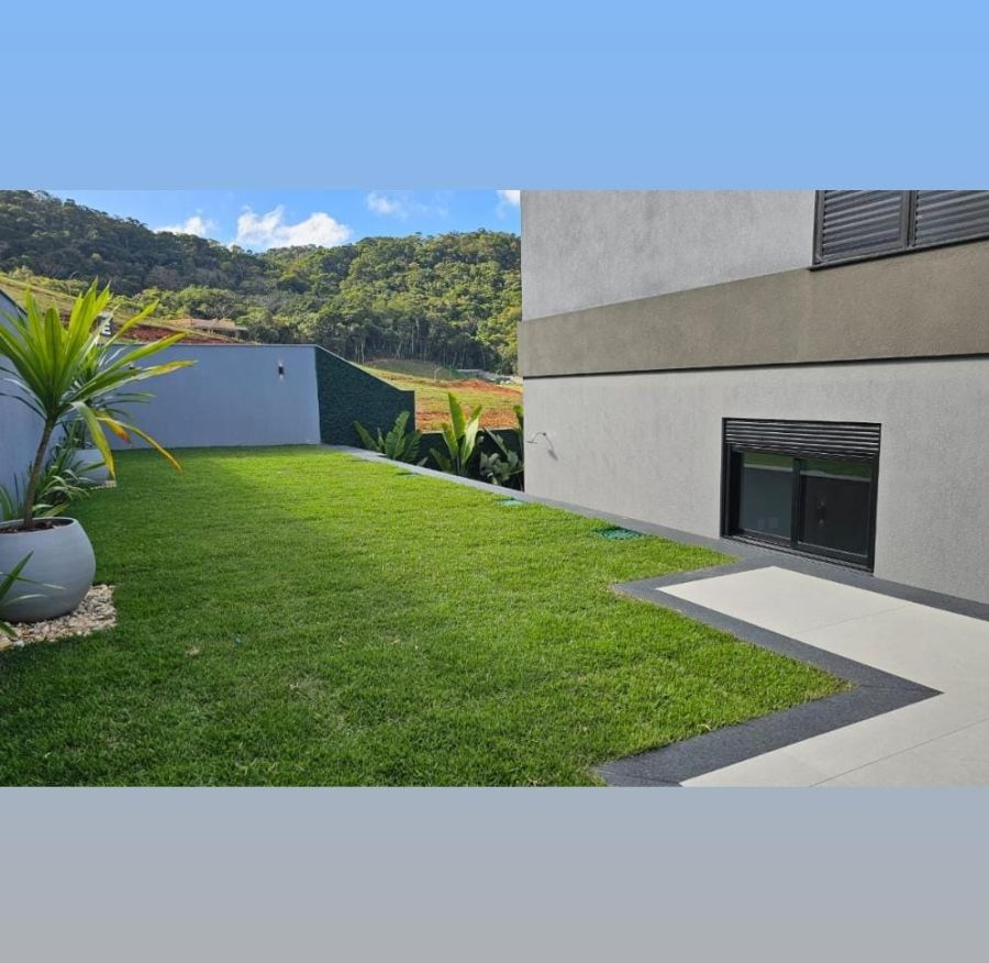 Viva o Sonho de Morar em Cambori� no Caled�nia Private Village! Imagine-se em uma casa de condom�nio exclusiva, onde o conforto e o lazer se encontram em perfeita harmonia. Localizada na desejada Rua Joaquim Garcia, no bairro Rio do Meio em Cambori�