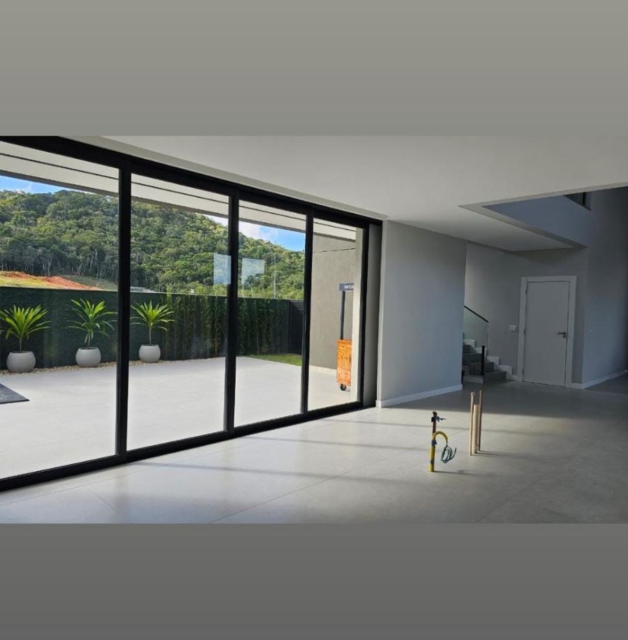 Viva o Sonho de Morar em Cambori� no Caled�nia Private Village! Imagine-se em uma casa de condom�nio exclusiva, onde o conforto e o lazer se encontram em perfeita harmonia. Localizada na desejada Rua Joaquim Garcia, no bairro Rio do Meio em Cambori�