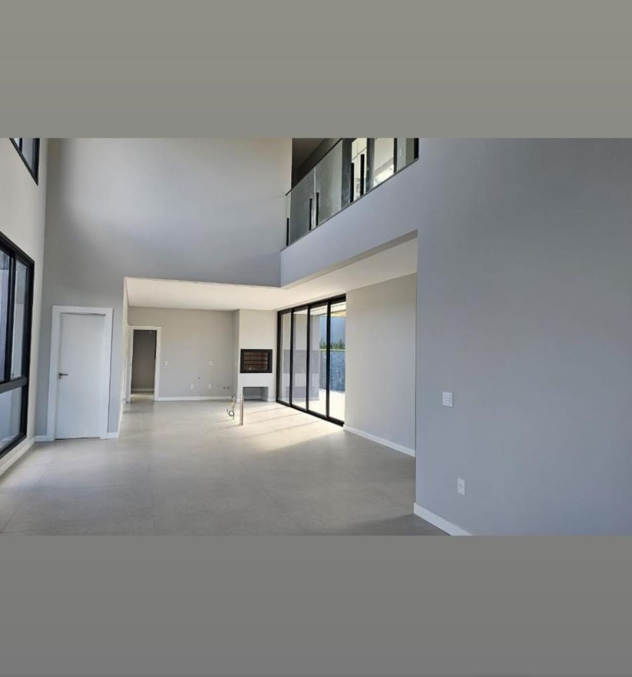 Viva o Sonho de Morar em Cambori� no Caled�nia Private Village! Imagine-se em uma casa de condom�nio exclusiva, onde o conforto e o lazer se encontram em perfeita harmonia. Localizada na desejada Rua Joaquim Garcia, no bairro Rio do Meio em Cambori�