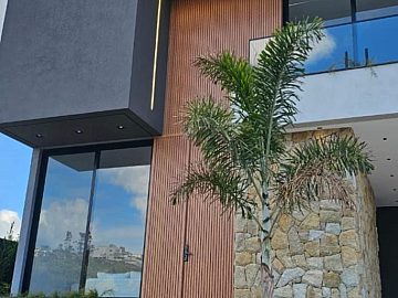 Viva o Sonho de Morar em Cambori� no Caled�nia Private Village! Imagine-se em uma casa de condom�nio exclusiva, onde o conforto e o lazer se encontram em perfeita harmonia. Localizada na desejada Rua Joaquim Garcia, no bairro Rio do Meio em Cambori�