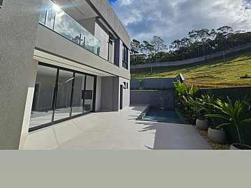 Viva o Sonho de Morar em Cambori� no Caled�nia Private Village! Imagine-se em uma casa de condom�nio exclusiva, onde o conforto e o lazer se encontram em perfeita harmonia. Localizada na desejada Rua Joaquim Garcia, no bairro Rio do Meio em Cambori�