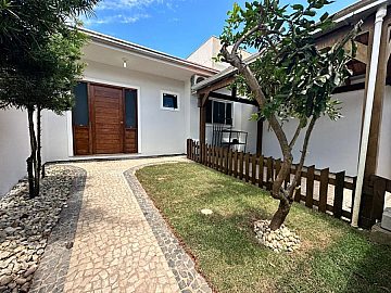 Casa Terrea com Edicula no Fundo