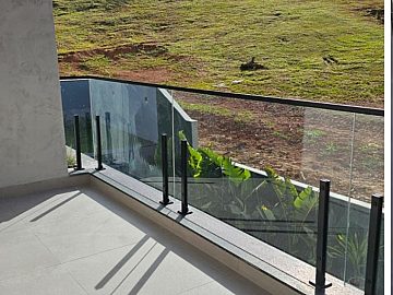 Viva o Sonho de Morar em Cambori� no Caled�nia Private Village! Imagine-se em uma casa de condom�nio exclusiva, onde o conforto e o lazer se encontram em perfeita harmonia. Localizada na desejada Rua Joaquim Garcia, no bairro Rio do Meio em Cambori�