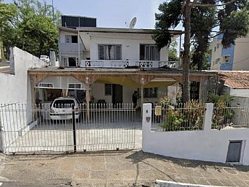 Casa bem localizada em Balne�rio Cambori�