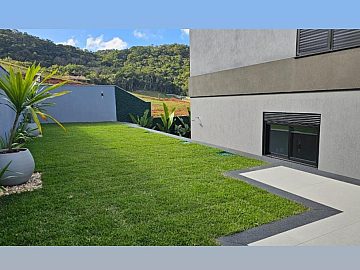 Viva o Sonho de Morar em Cambori� no Caled�nia Private Village! Imagine-se em uma casa de condom�nio exclusiva, onde o conforto e o lazer se encontram em perfeita harmonia. Localizada na desejada Rua Joaquim Garcia, no bairro Rio do Meio em Cambori�