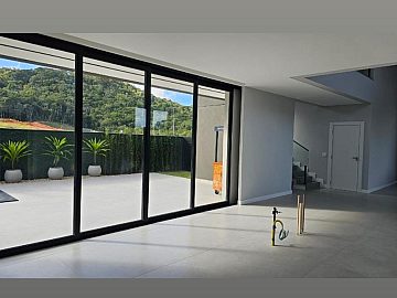 Viva o Sonho de Morar em Cambori� no Caled�nia Private Village! Imagine-se em uma casa de condom�nio exclusiva, onde o conforto e o lazer se encontram em perfeita harmonia. Localizada na desejada Rua Joaquim Garcia, no bairro Rio do Meio em Cambori�